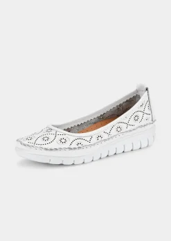 Ballerines estivales en cuir perforé