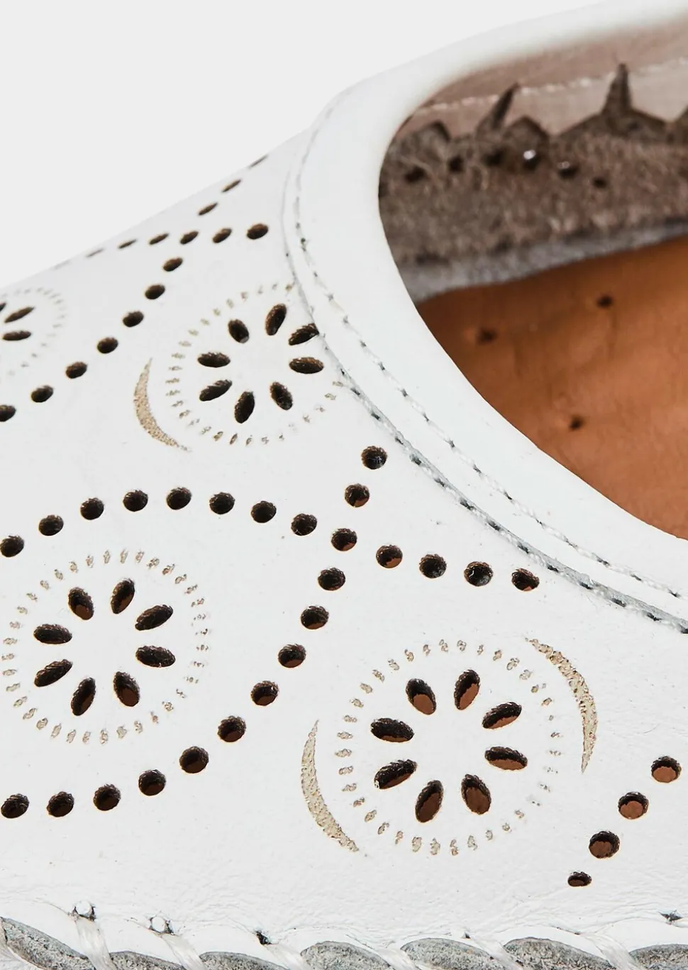 Ballerines estivales en cuir perforé