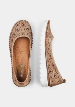 Ballerines estivales en cuir perforé