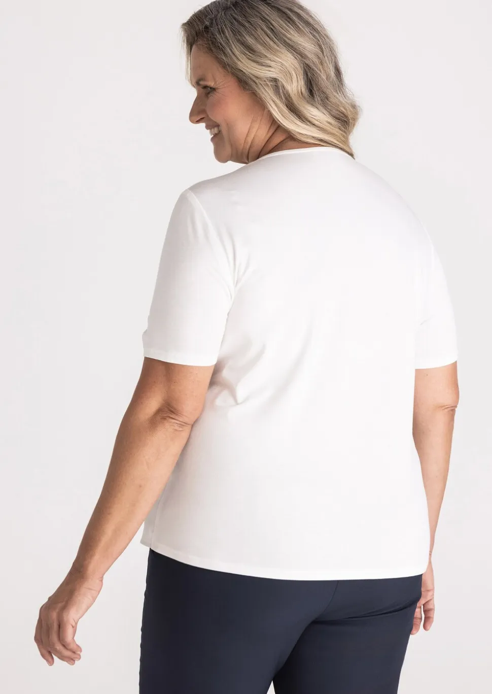 Blouse fluide avec élément décoratif au décolleté
