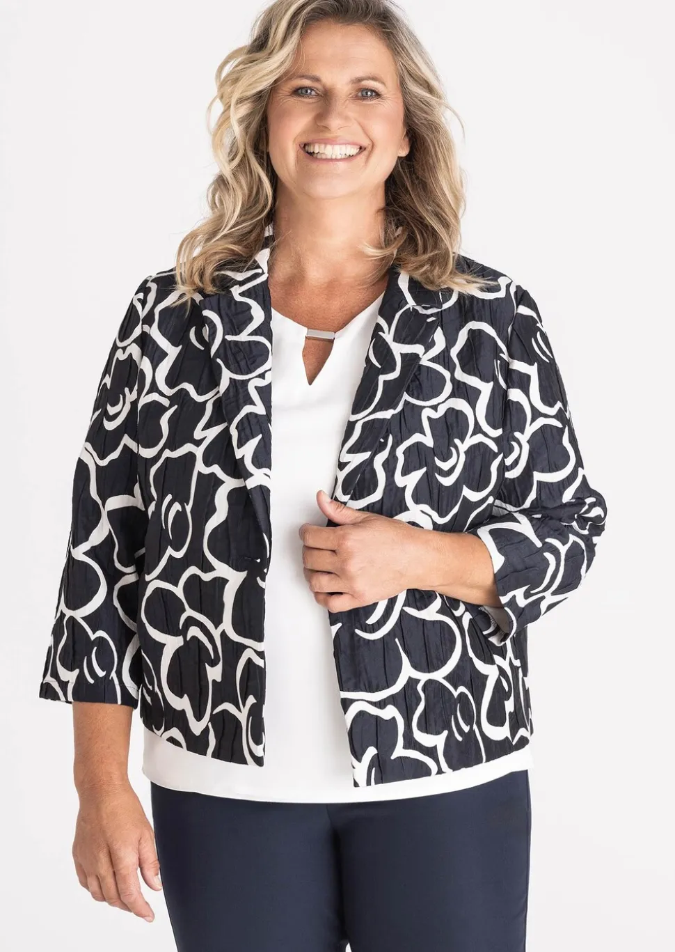 Blouse fluide avec élément décoratif au décolleté