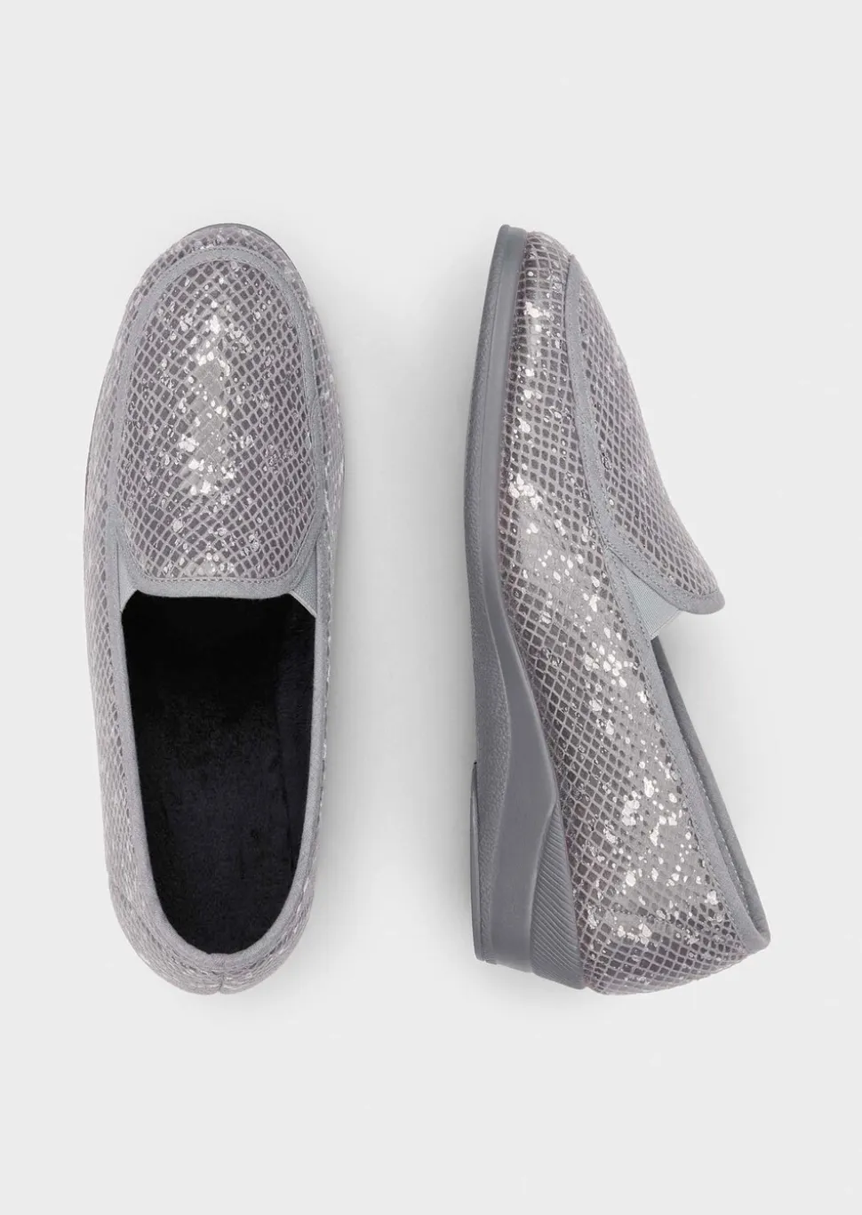 Chaussons avec semelle extérieure à surface structurée pour une meilleure accroche.