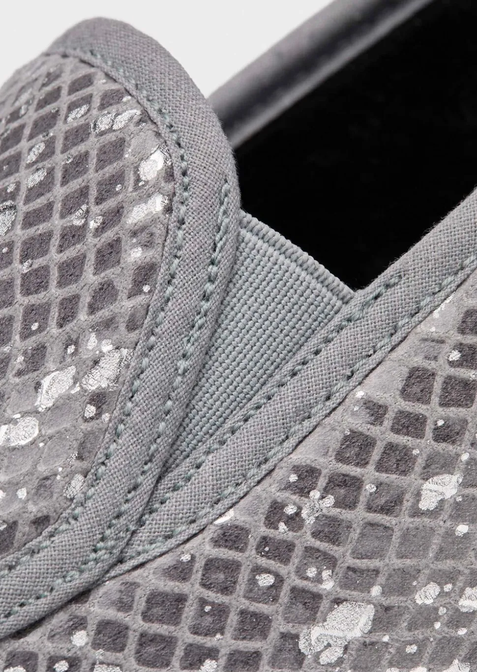 Chaussons avec semelle extérieure à surface structurée pour une meilleure accroche.