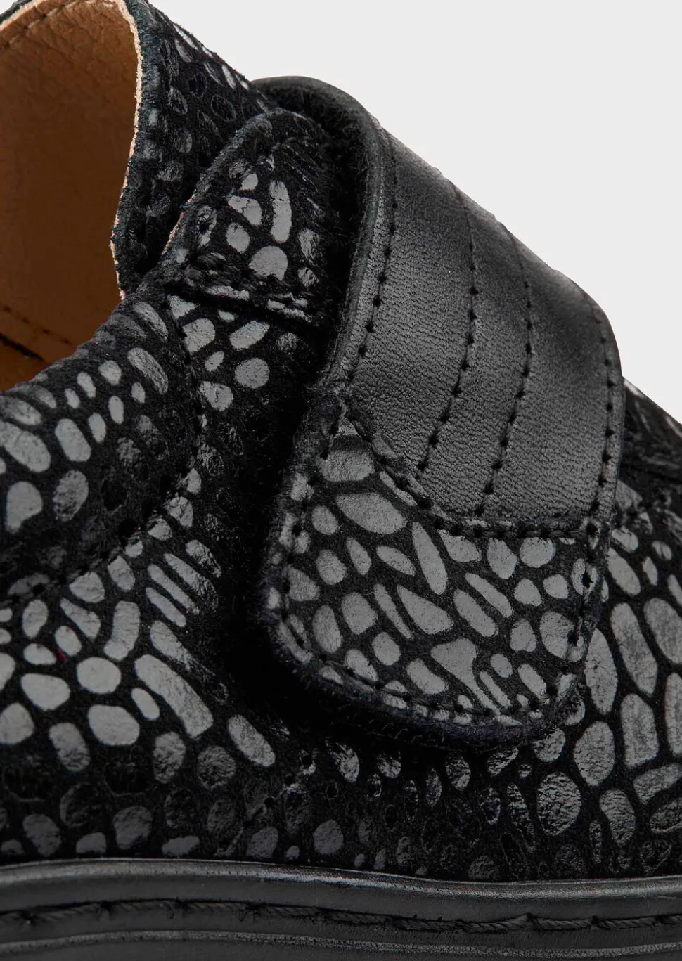 Chaussures basses en cuir avec détails brillants