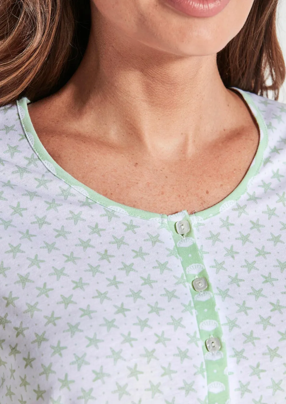 Chemise de nuit à manches coudes, avec bande de boutonnage