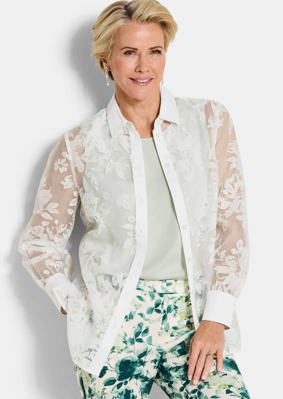 Chemisier en tissu dévoré, avec motif floral