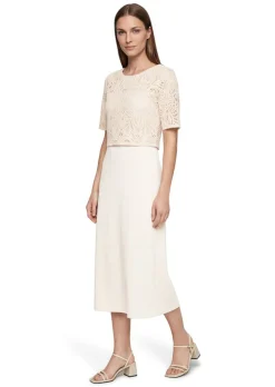 Ensemble 2 pièces composé d’une robe en jersey et d’un T-shirt crocheté.