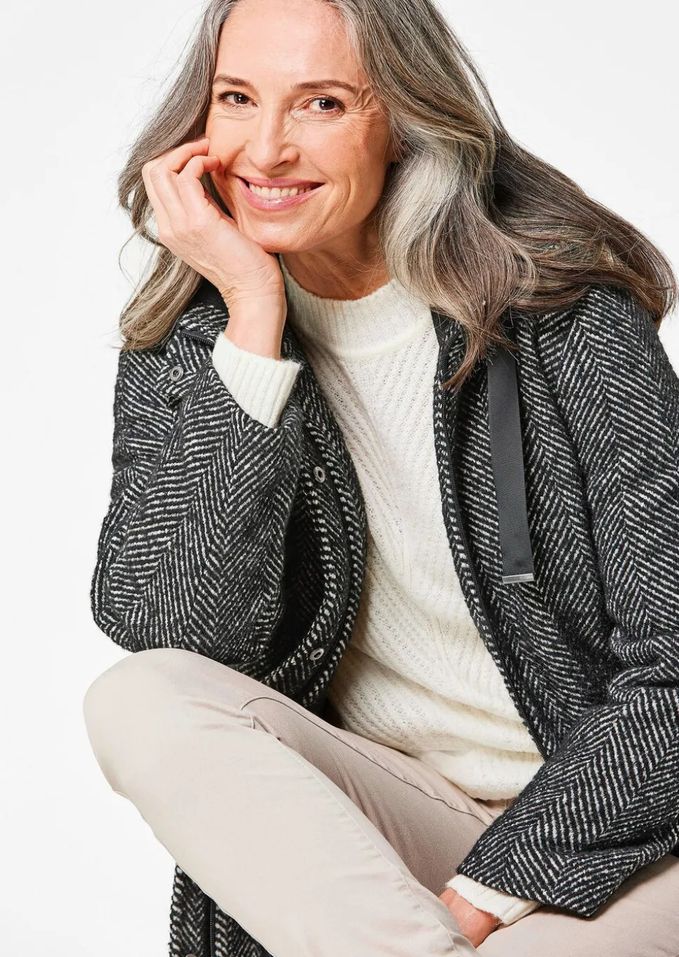 Manteau court à motif chevrons avec capuche