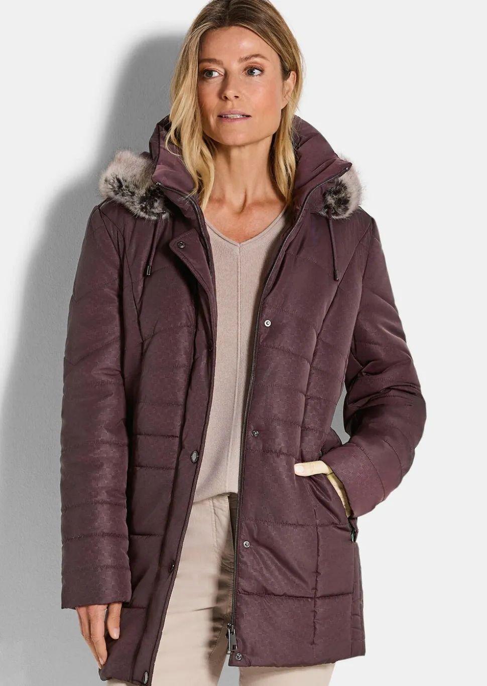 Manteau matelassé court avec capuche et tissu aspect fourrure