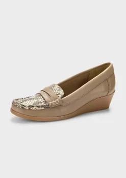 Mocassins en cuir marqué, façon reptile