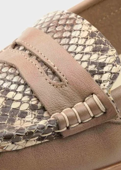 Mocassins en cuir marqué, façon reptile