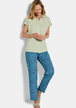 Modèle en viscose avec col chemise