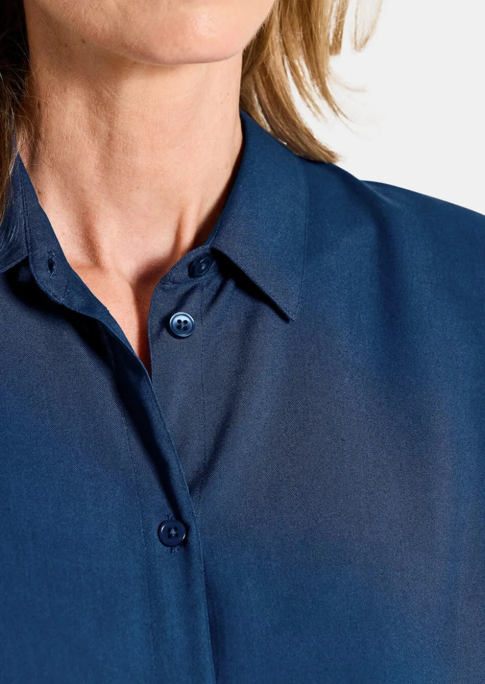 Modèle en viscose avec col chemise