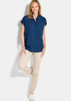 Modèle en viscose avec col chemise