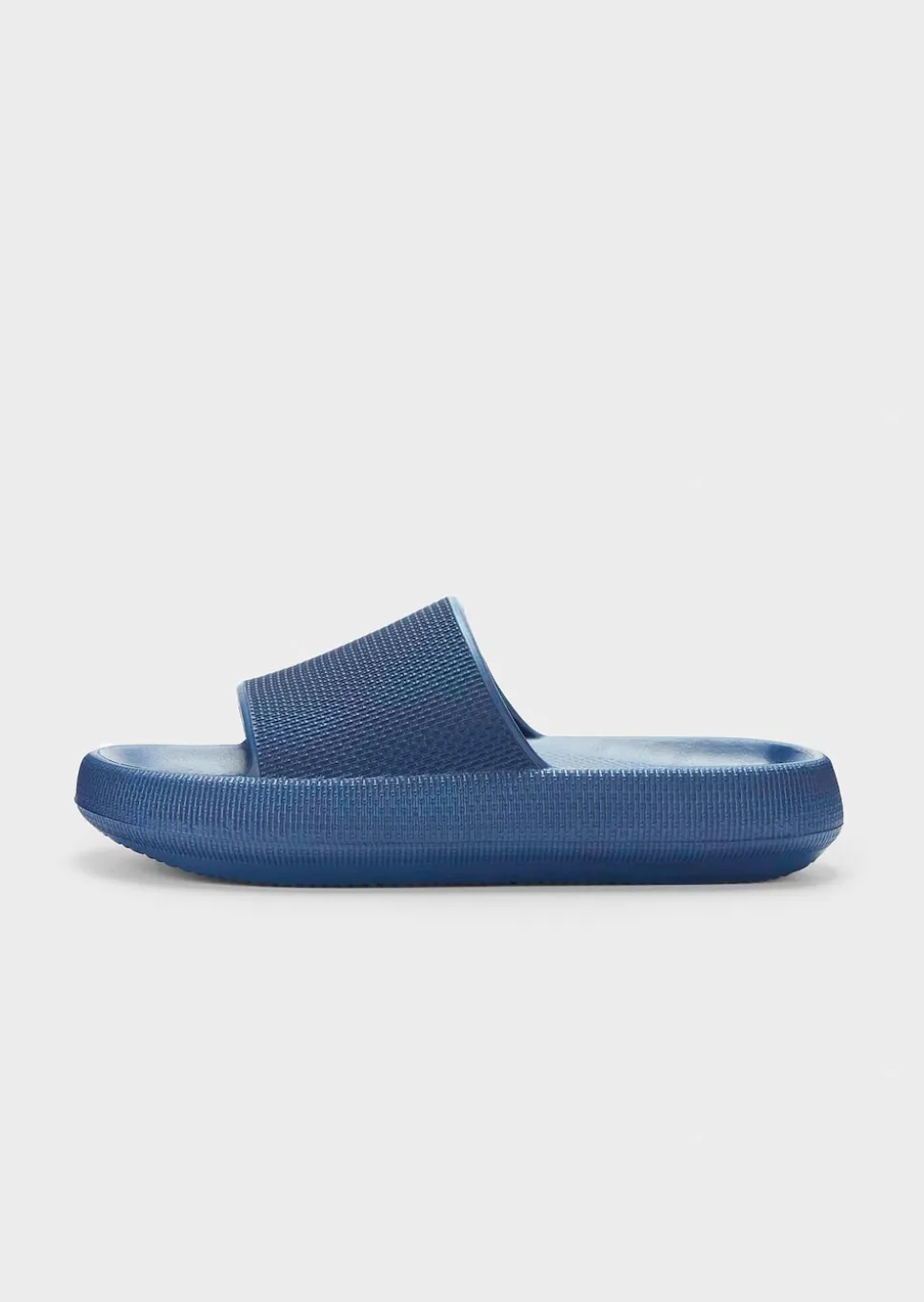 Mules de bain avec semelle extérieure à surface structurée pour une meilleure accroche.