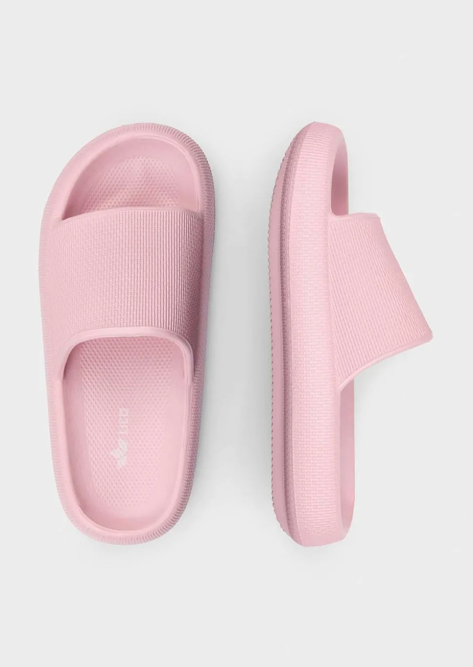 Mules de bain avec semelle extérieure à surface structurée pour une meilleure accroche.