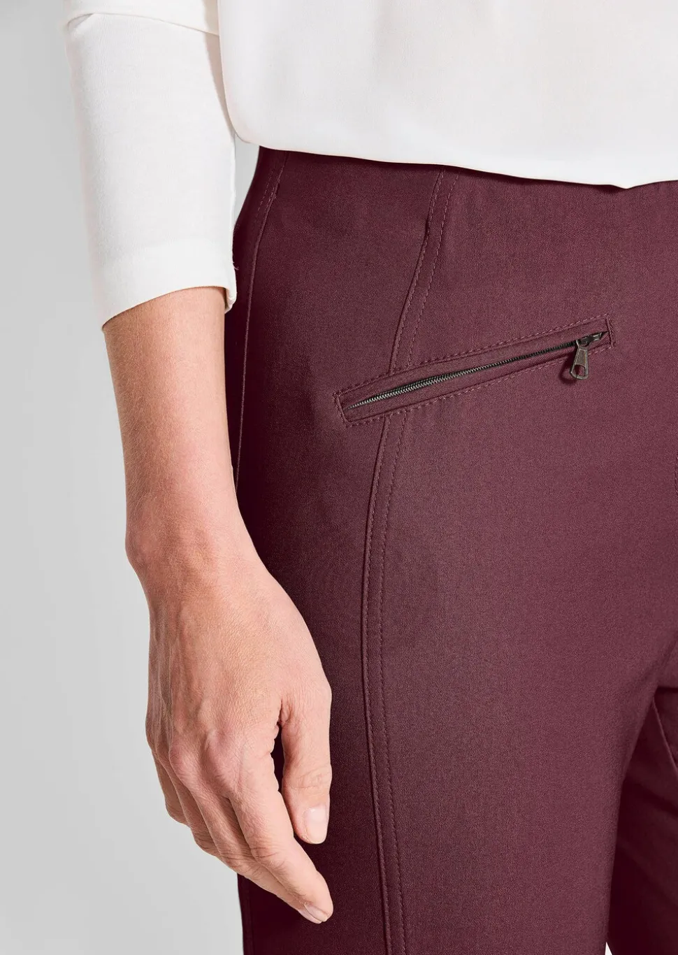 Pantalon en bengaline LOUISA. Coupe ajustée. Intérieur légèrement molletonné.