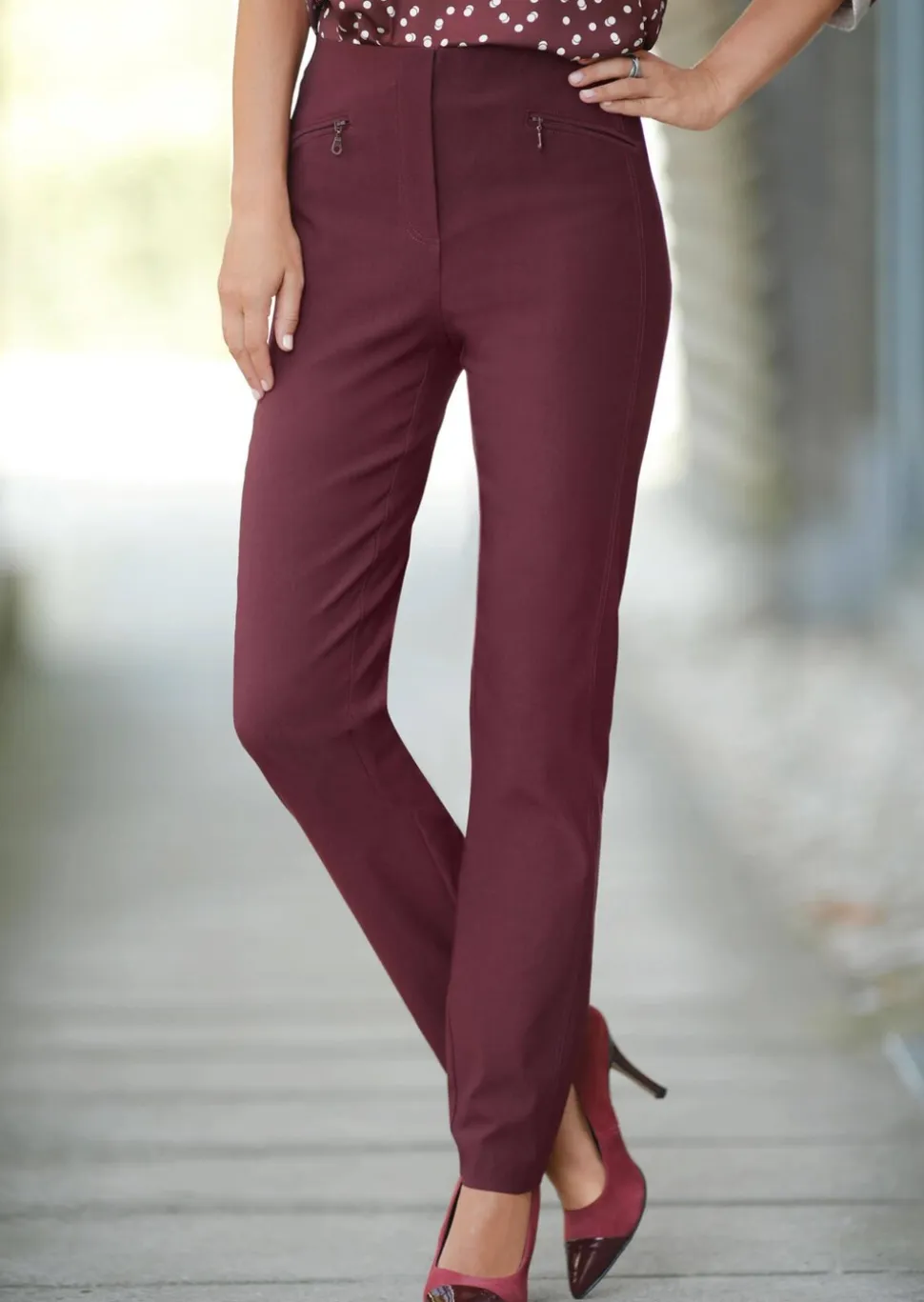 Pantalon en bengaline LOUISA. Coupe ajustée. Intérieur légèrement molletonné.