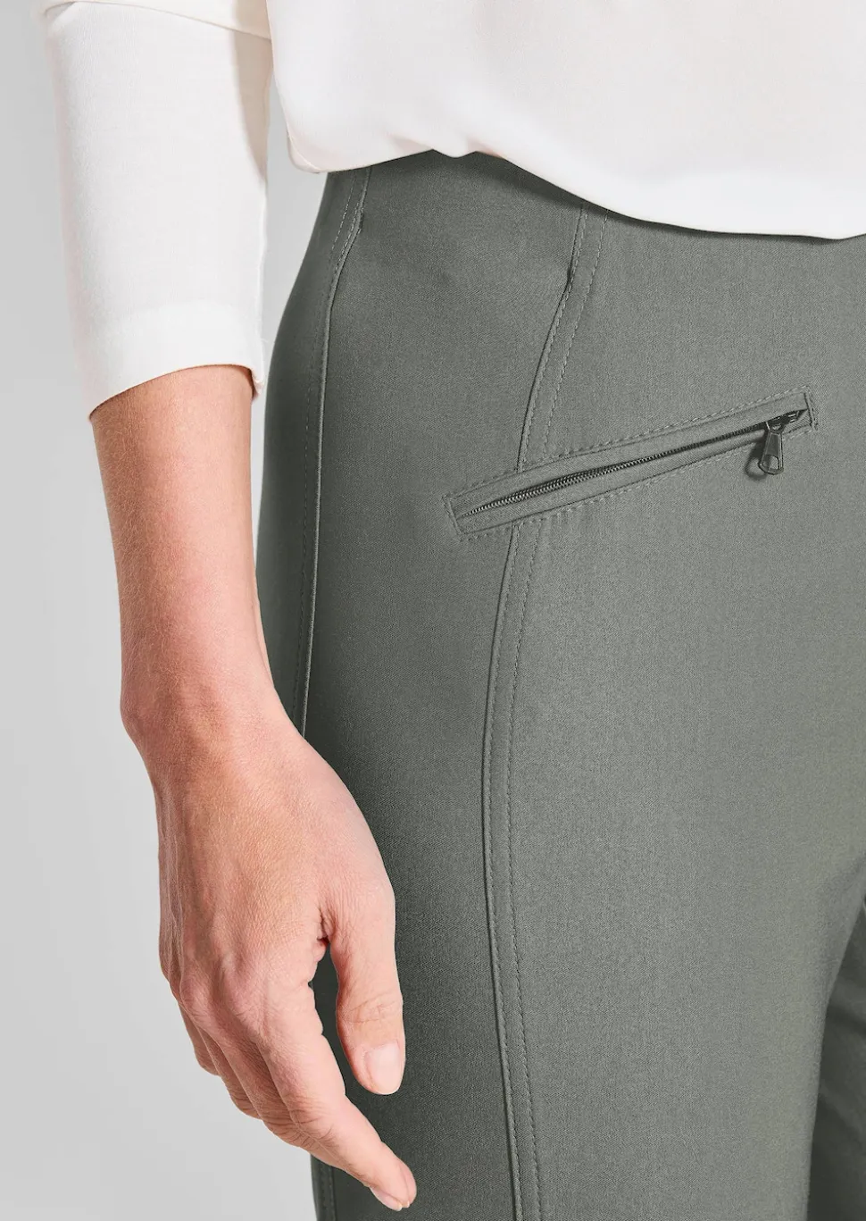 Pantalon en bengaline LOUISA. Coupe ajustée. Intérieur légèrement molletonné.