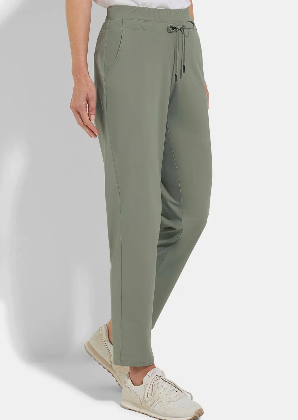 Pantalon estival réalisé dans une matière extensible légère