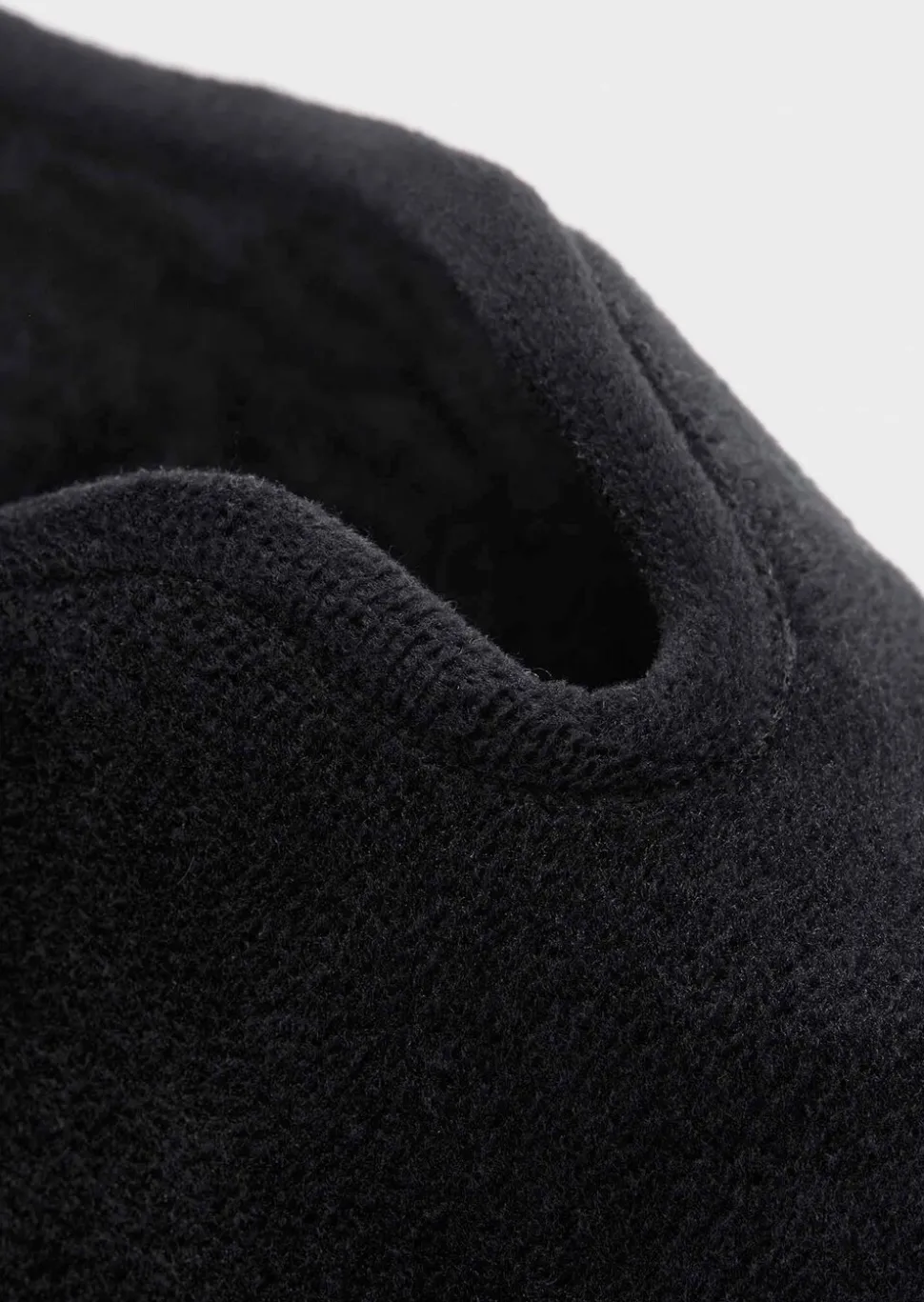 Pantoufles avec semelle extérieure à surface structurée pour une meilleure accroche.