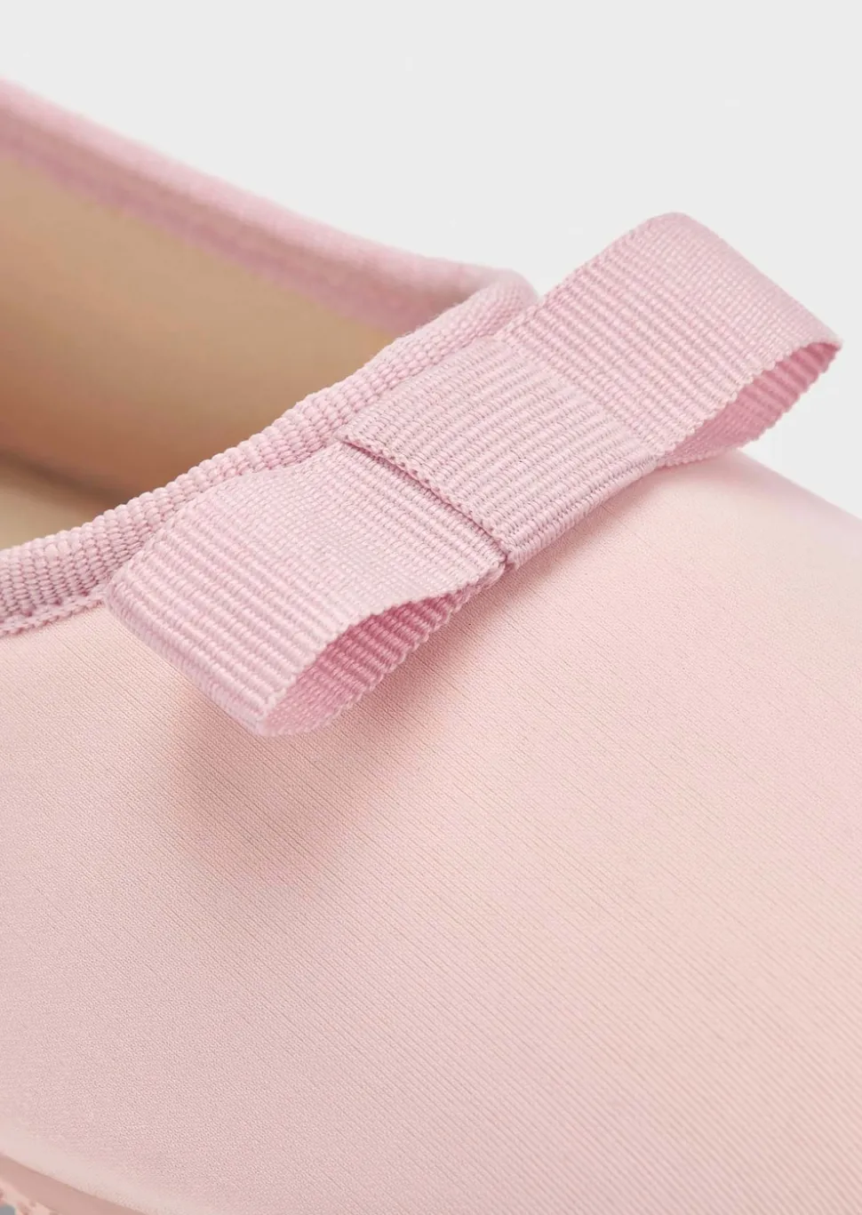 Pantoufles ballerines avec semelle extérieure à surface structurée pour une meilleure accroche.