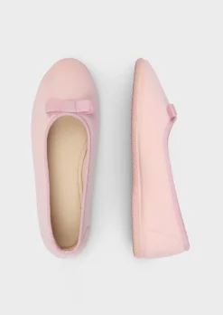 Pantoufles ballerines avec semelle extérieure à surface structurée pour une meilleure accroche.