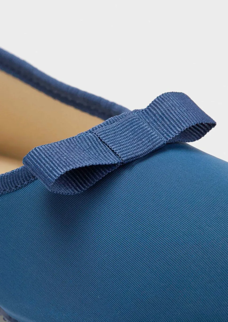 Pantoufles ballerines avec semelle extérieure à surface structurée pour une meilleure accroche.