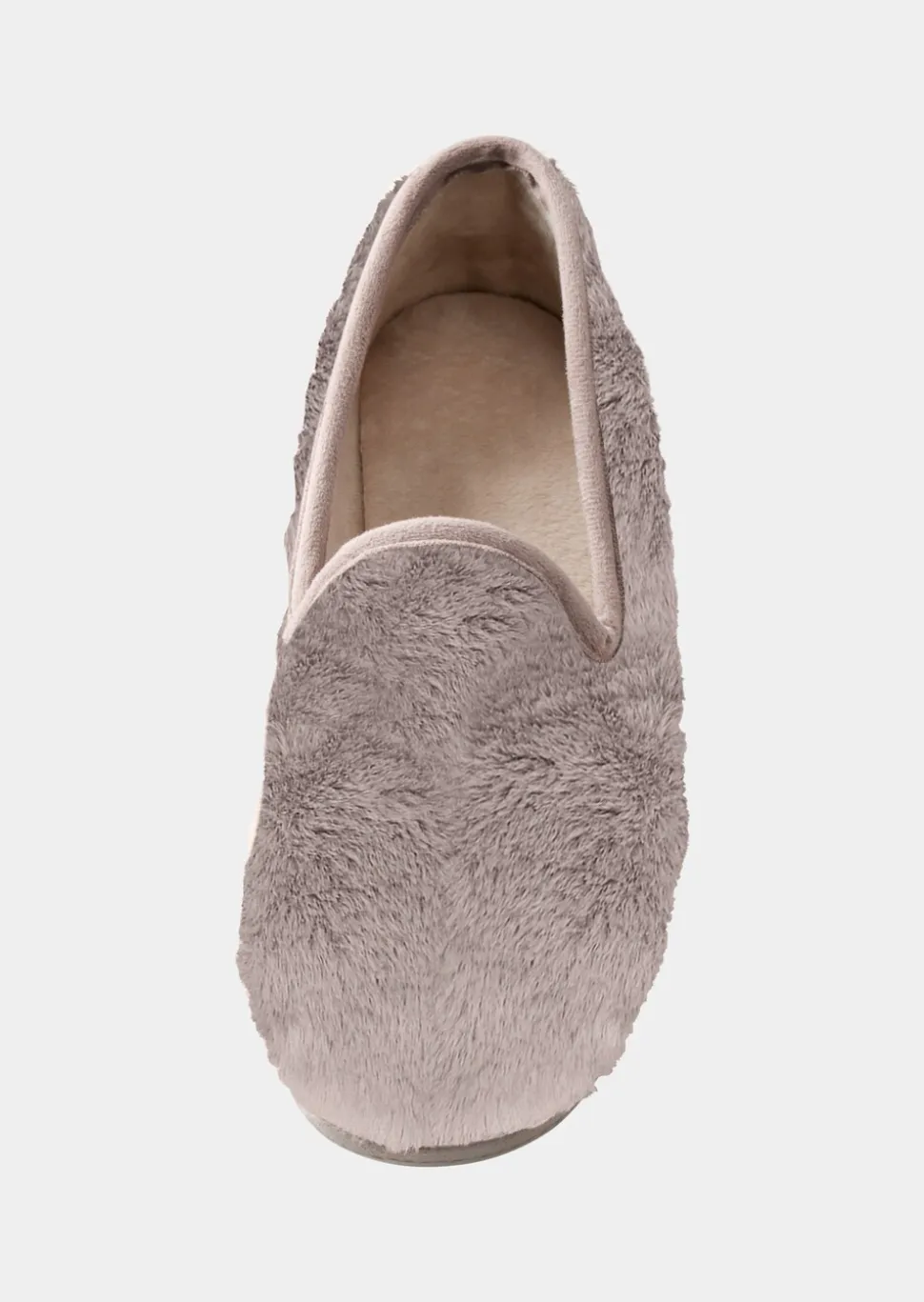 Pantoufles en peluche avec semelle extérieure à surface structurée pour une meilleure accroche.
