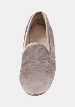 Pantoufles en peluche avec semelle extérieure à surface structurée pour une meilleure accroche.