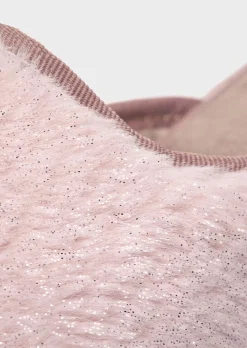 Pantoufles en peluche avec semelle extérieure à surface structurée pour une meilleure accroche.