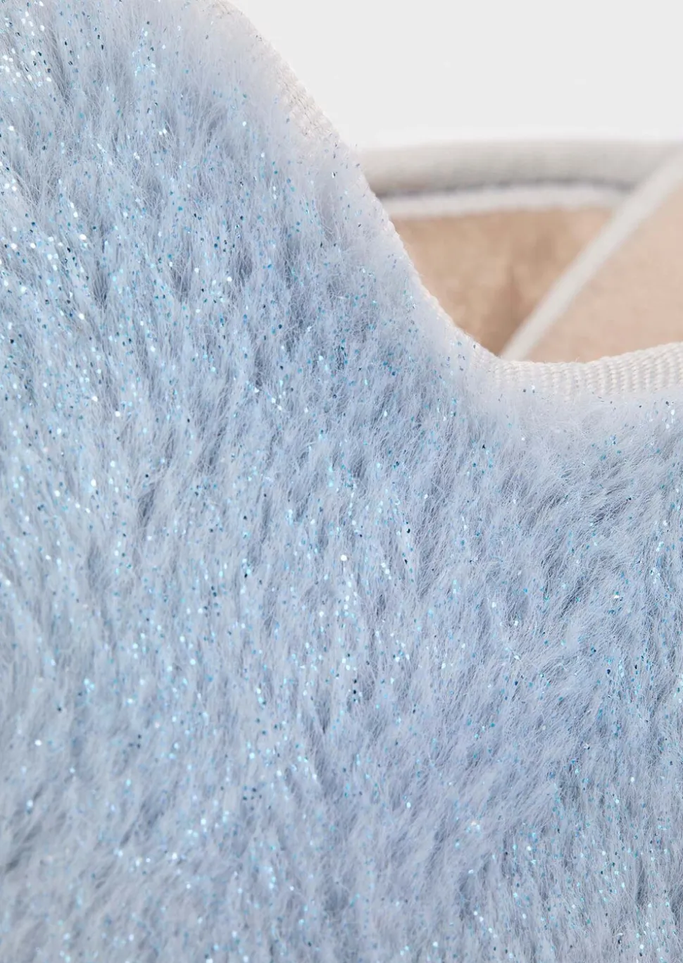 Pantoufles en peluche avec semelle extérieure à surface structurée pour une meilleure accroche.