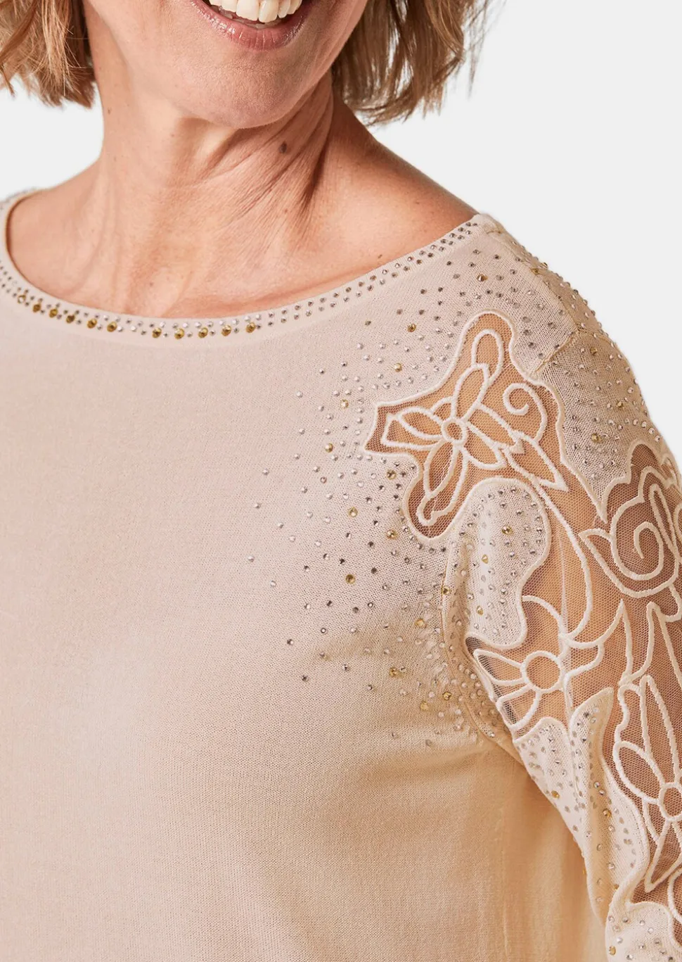 Pull avec empiècements en dentelle et pierres scintillantes