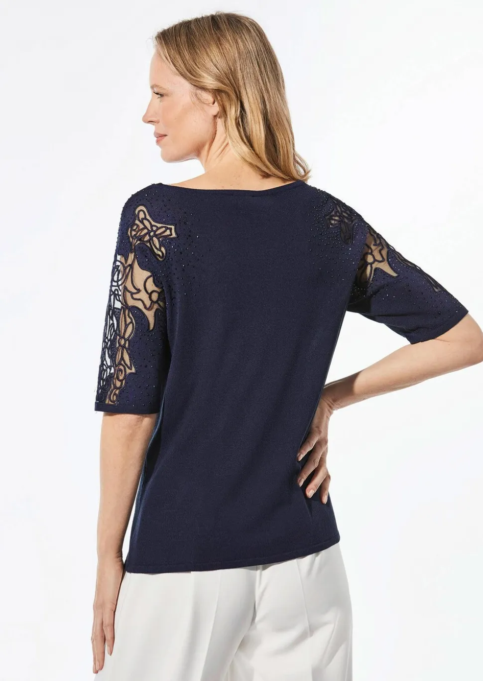 Pull avec empiècements en dentelle et pierres scintillantes