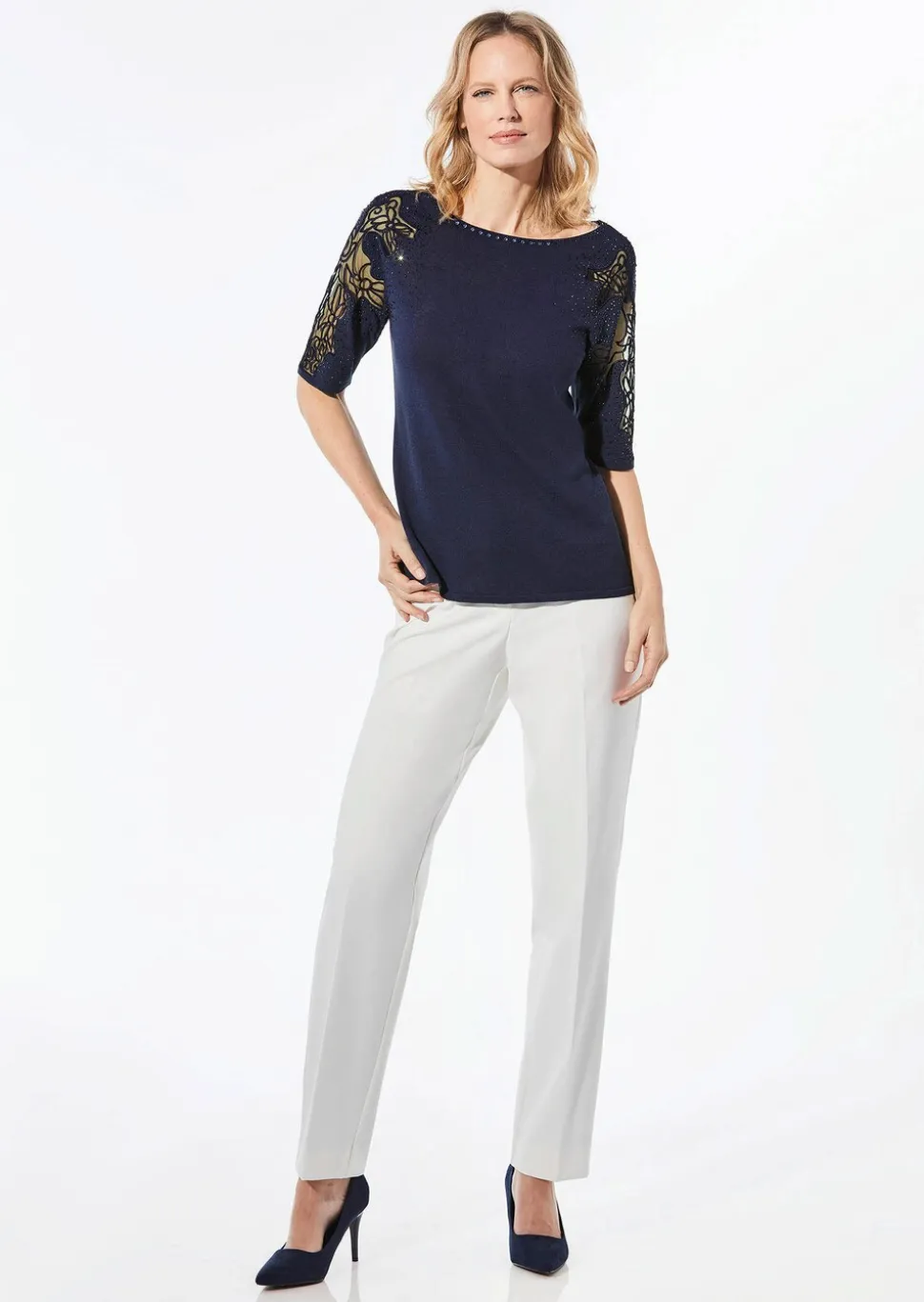 Pull avec empiècements en dentelle et pierres scintillantes