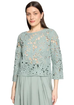 Pull crocheté avec motif floral