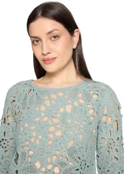 Pull crocheté avec motif floral