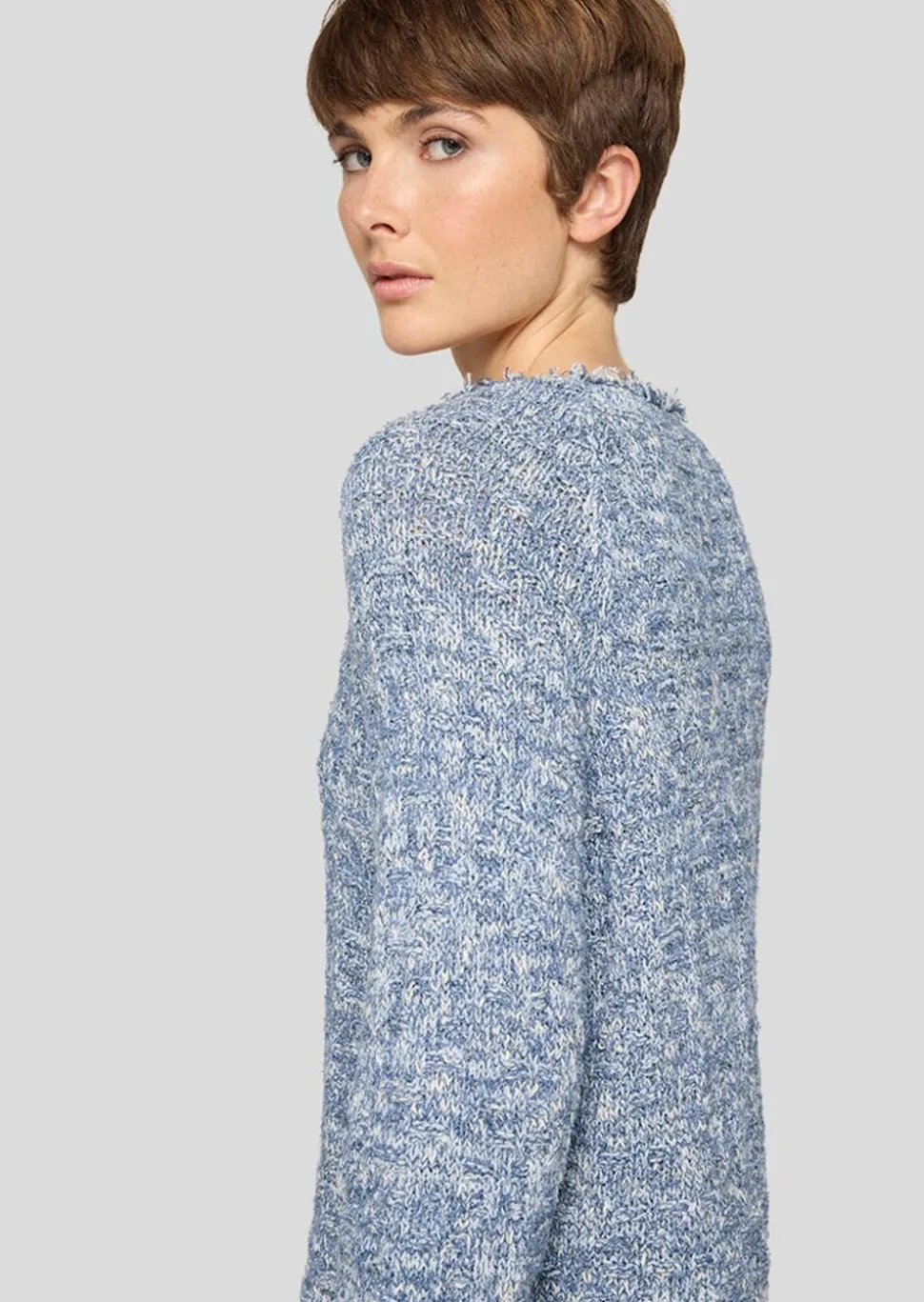 Pull multicolore orné de paillettes