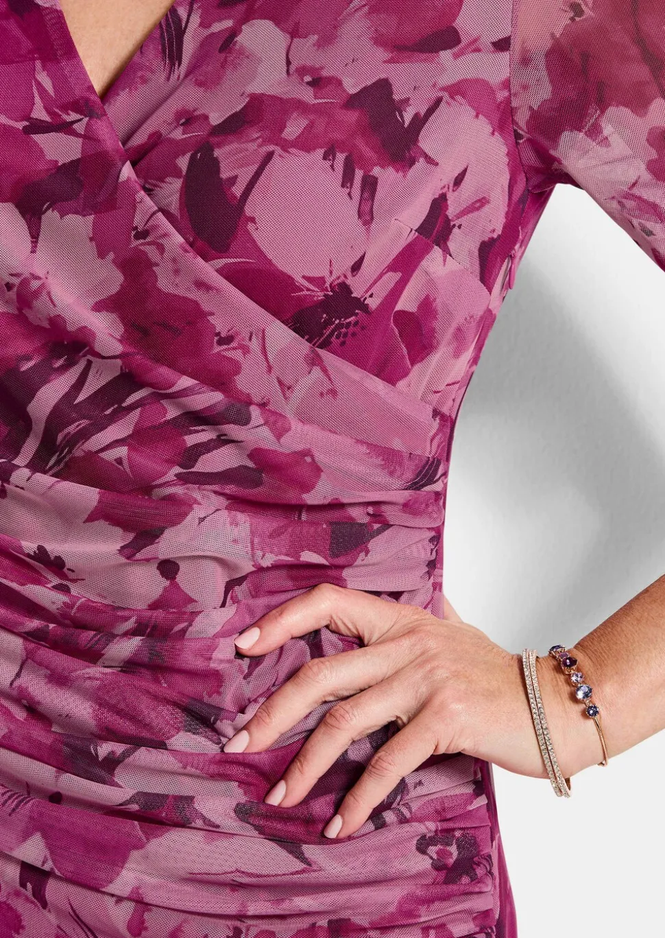 Robe en étoffe filet, style cache-cœur