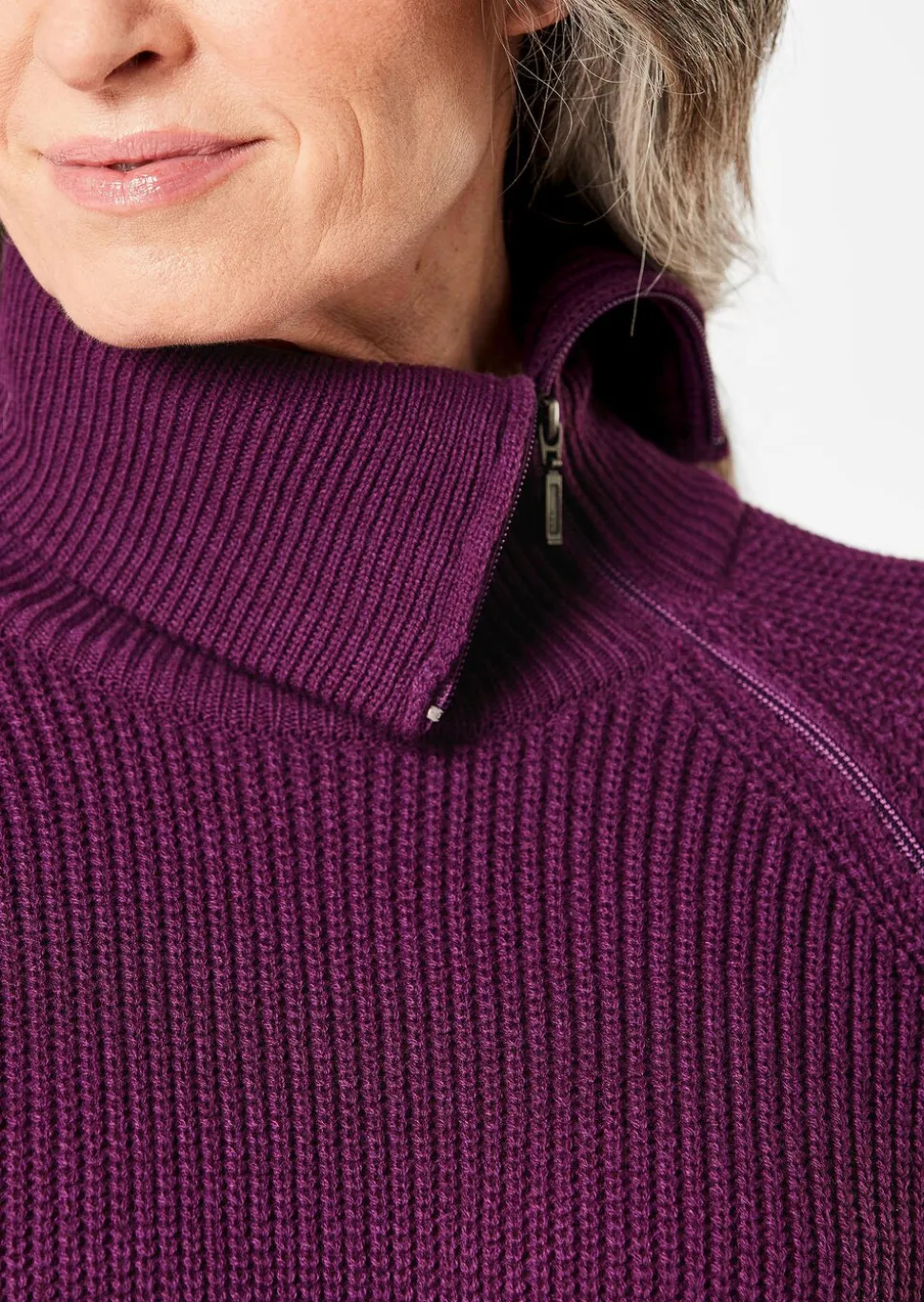 Robe en tricot avec col asymétrique