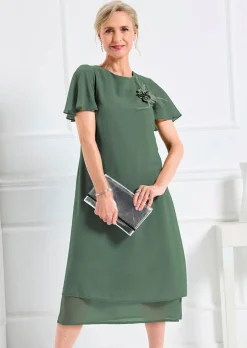 Robe élégante en voile, avec broche