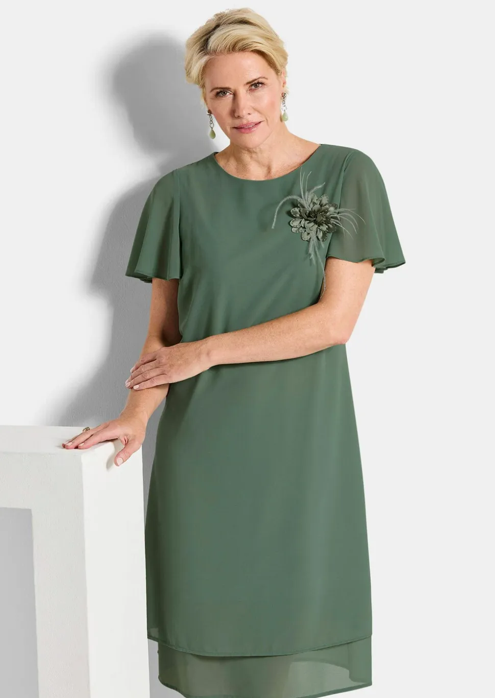 Robe élégante en voile, avec broche