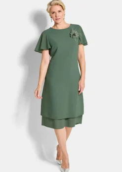 Robe élégante en voile, avec broche