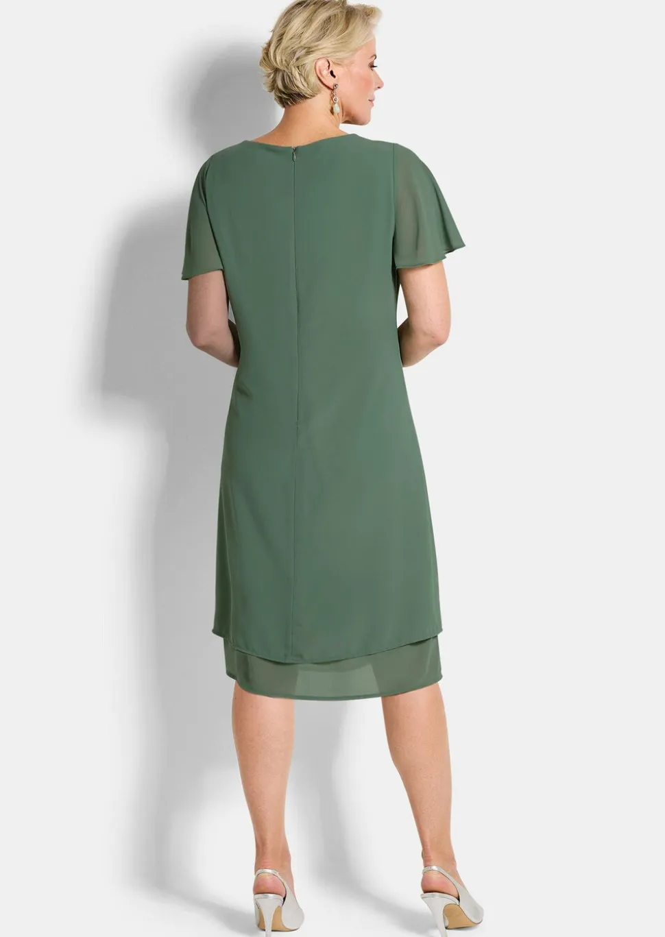 Robe élégante en voile, avec broche