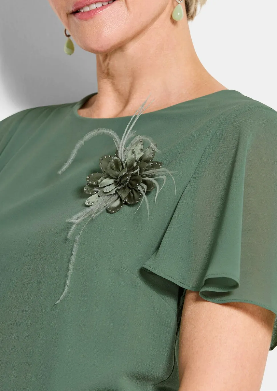 Robe élégante en voile, avec broche