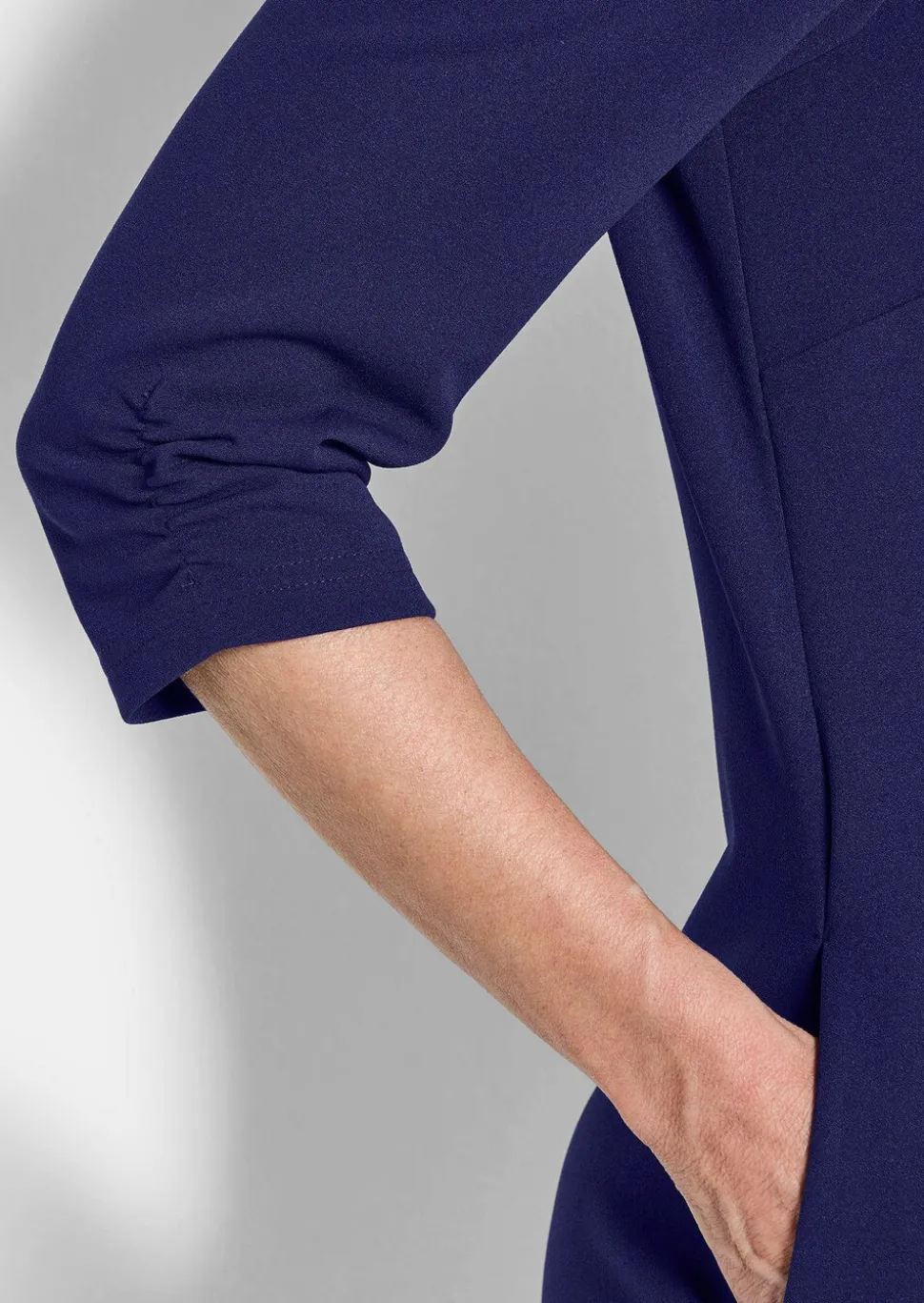 Robe élégante à manches froncées