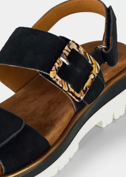 Sandales avec boucle décorative