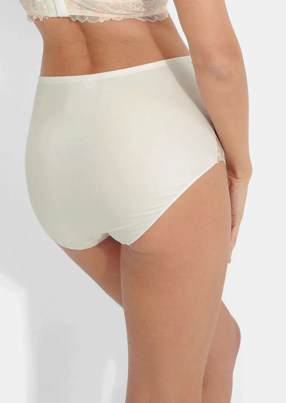 Slip aille haute avec empiècement en dentelle