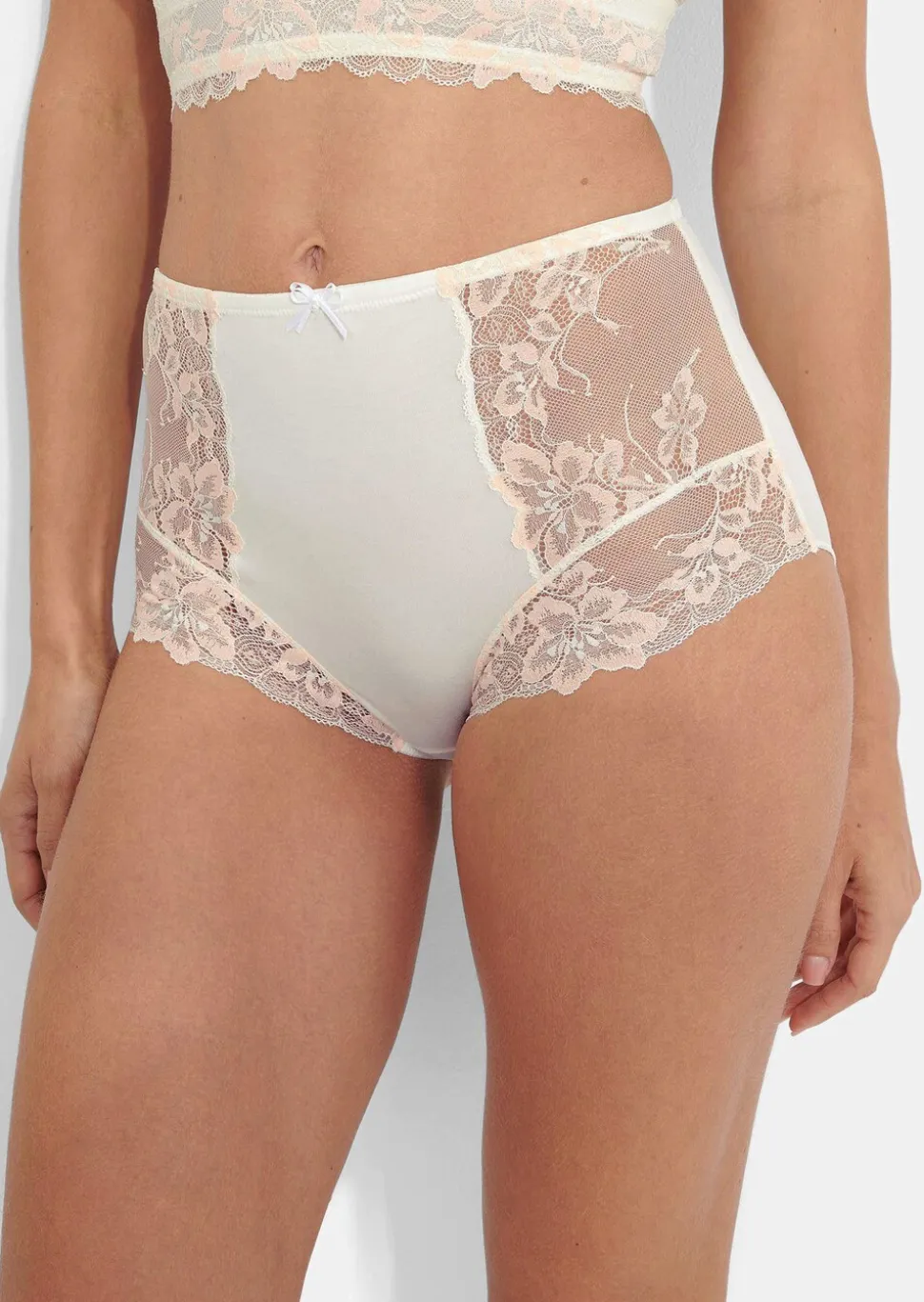 Slip aille haute avec empiècement en dentelle