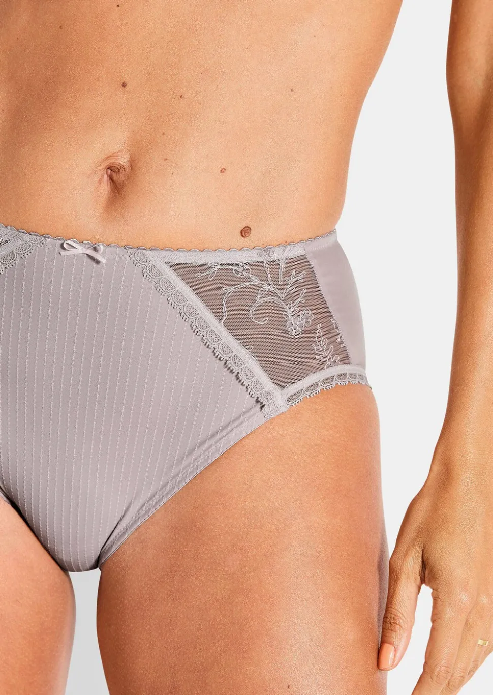 Slip aille haute avec empiècement en dentelle